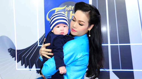 Nhat Kim Anh cham soc con trai tren truong quay hinh anh