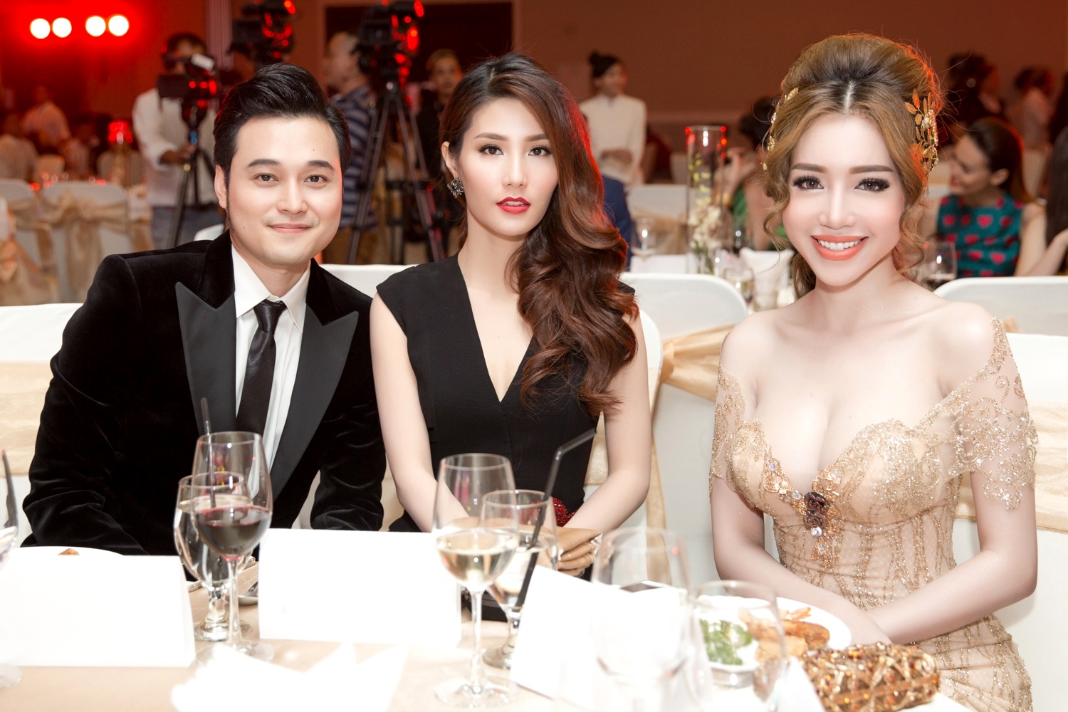 Hồ Ngọc Hà đi sự kiện sau scandal, scandal tình ái Hồ Ngọc Hà, Hồ Ngọc Hà rạng rỡ sau scandal ảnh 9 Ho Ngoc Ha di su kien sau scandal, scandal tinh ai Ho Ngoc Ha, Ho Ngoc Ha rang ro sau scandal anh 9