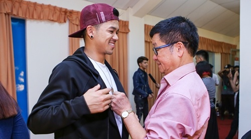Trong Hieu duoc bo cham soc trong hau truong hinh anh