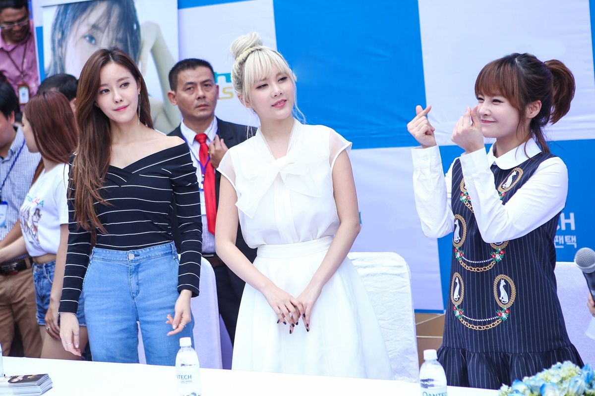 T-ara den Viet Nam,  fan Viet tang qua T-ara anh 5
