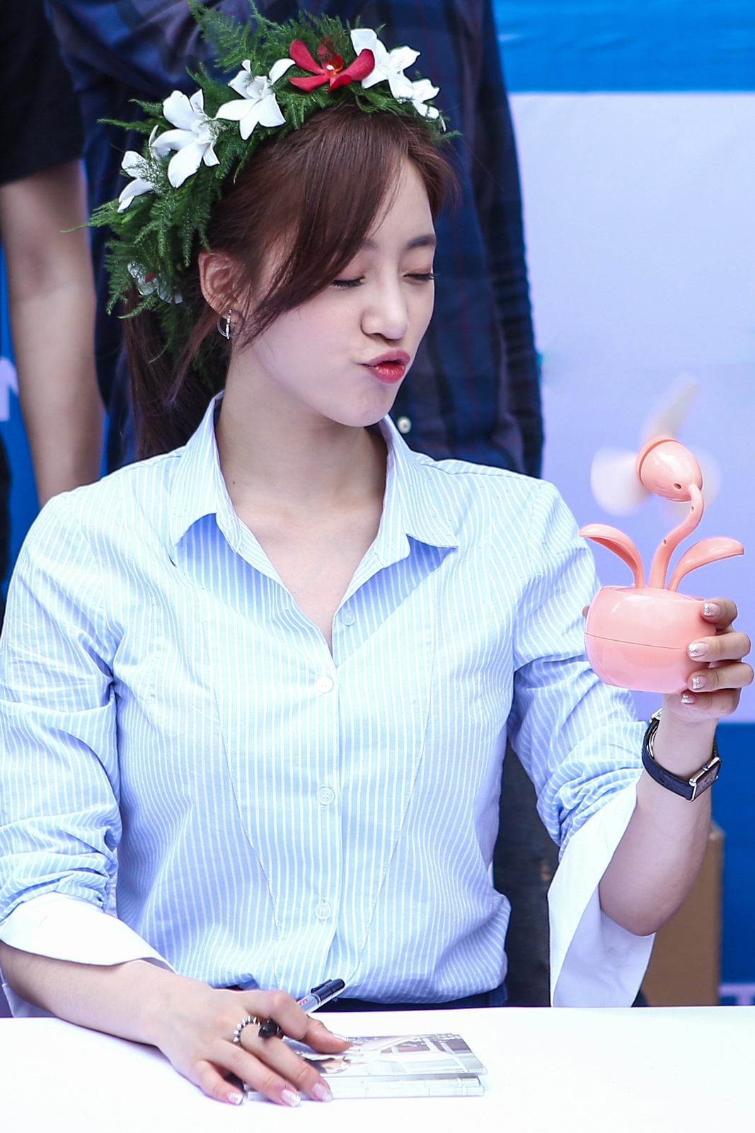 T-ara den Viet Nam,  fan Viet tang qua T-ara anh 7