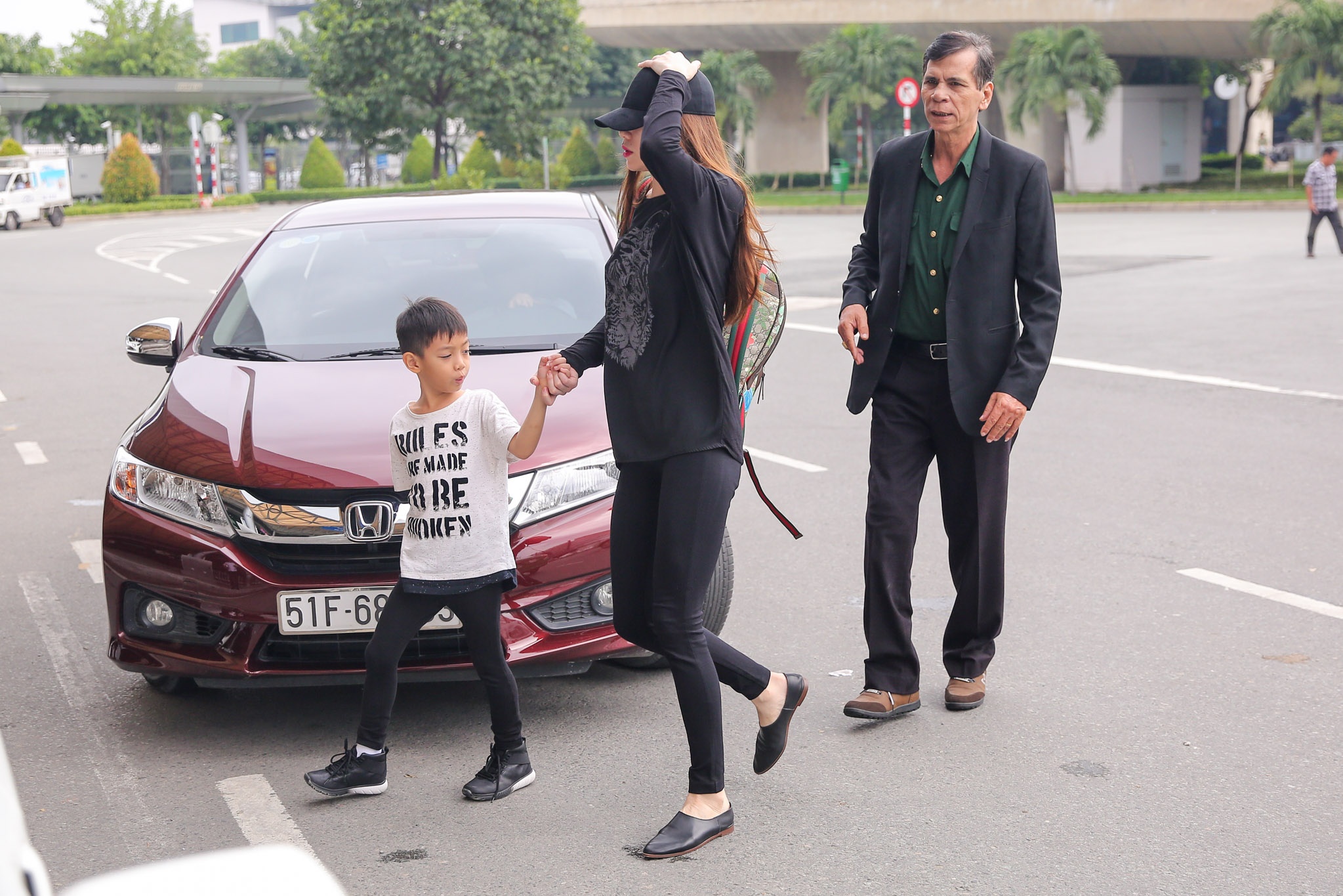 Hồ Ngọc Hà âm thầm về miền Trung thăm bà con vùng lũ ảnh 1 Ho Ngoc Ha am tham ve mien Trung tham ba con vung lu anh 1