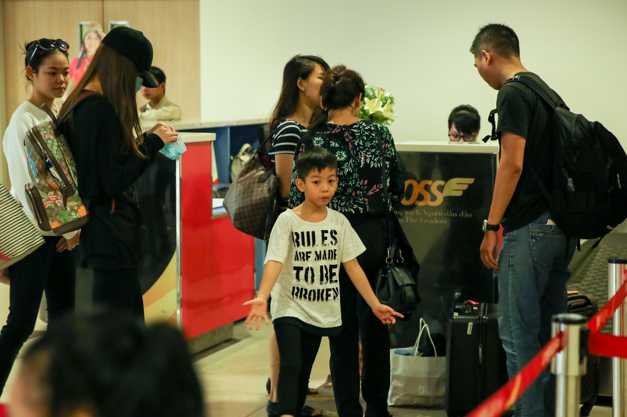 Hồ Ngọc Hà âm thầm về miền Trung thăm bà con vùng lũ ảnh 2 Ho Ngoc Ha am tham ve mien Trung tham ba con vung lu anh 2