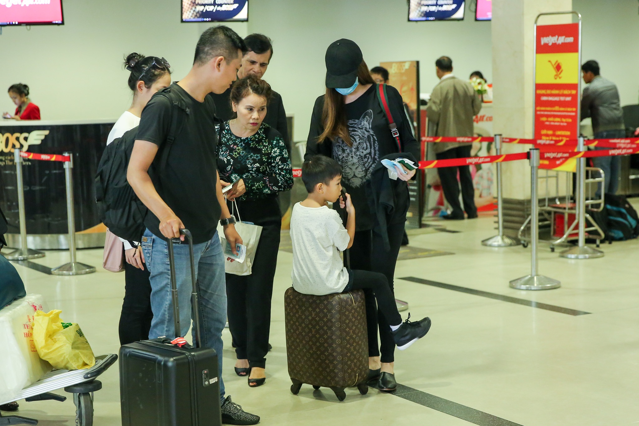 Hồ Ngọc Hà âm thầm về miền Trung thăm bà con vùng lũ ảnh 3 Ho Ngoc Ha am tham ve mien Trung tham ba con vung lu anh 3