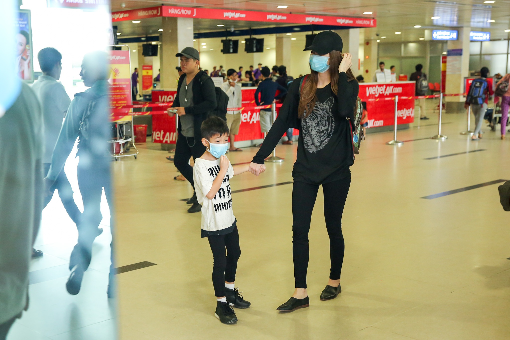 Hồ Ngọc Hà âm thầm về miền Trung thăm bà con vùng lũ ảnh 6 Ho Ngoc Ha am tham ve mien Trung tham ba con vung lu anh 6