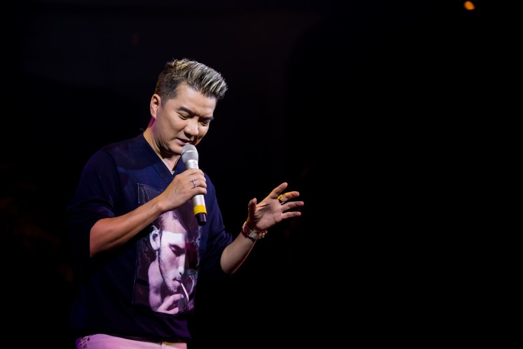 Dam Vinh Hung day hoc tro,  Dam Vinh Hung day ca si tre anh 1