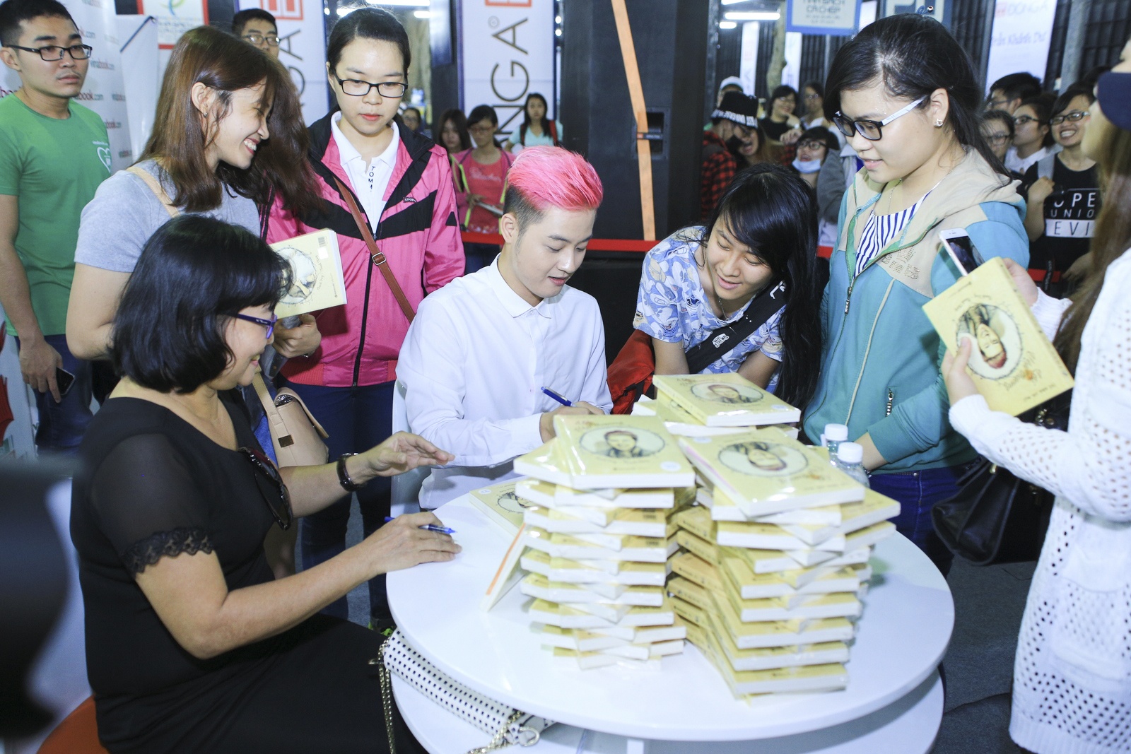 Thanh Duy ra mat sach,  Thanh Duy gioi thieu sach anh 1