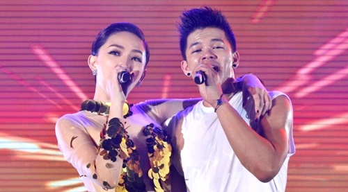 Trong Hieu khoac vai Toc Tien truoc hang nghin khan gia hinh anh