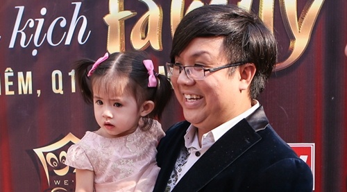 Gia Bao mot minh be con gai di hop bao hinh anh