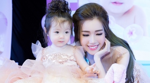 Elly Tran va con gai Cadie mac do doi du su kien hinh anh