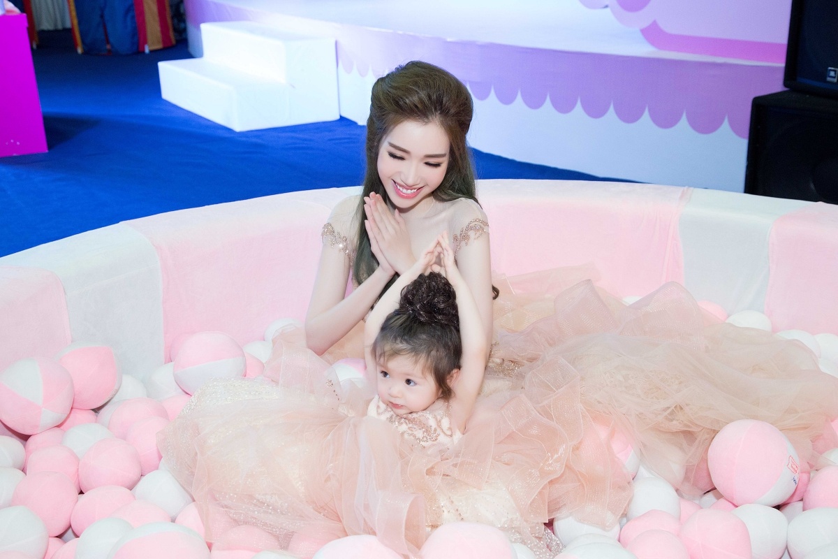 Elly Tran lan dau dua con gai di su kien anh 6