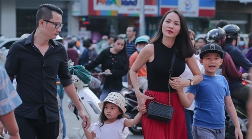 Hoang Bach dan vo va hai con di Hoi sach TP HCM hinh anh