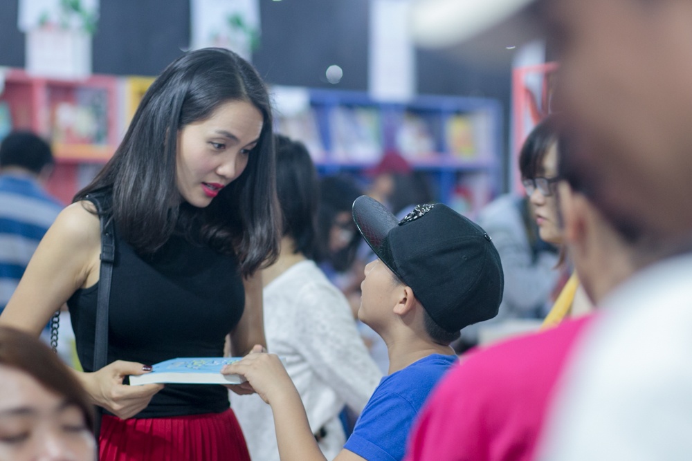 Hoang Bach o Hoi sach TP HCM 2016 anh 8