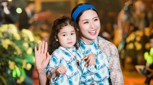 Ngoc Han trinh dien ao dai cung mau nhi hinh anh