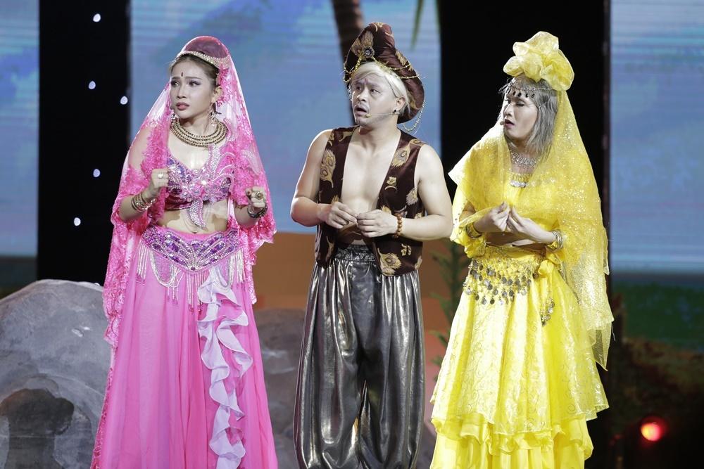 Tran Thanh nhac den Hari Won trong live show anh 4