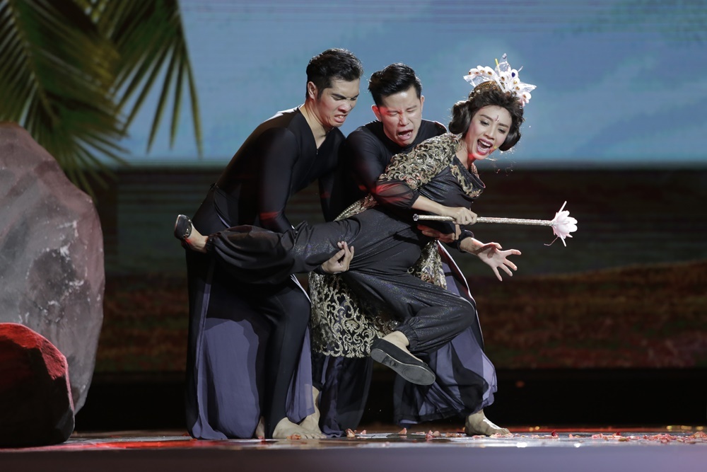 Tran Thanh nhac den Hari Won trong live show anh 5