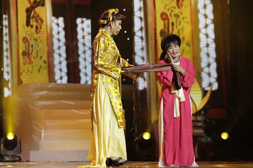 Tran Thanh nhac den Hari Won trong live show anh 7