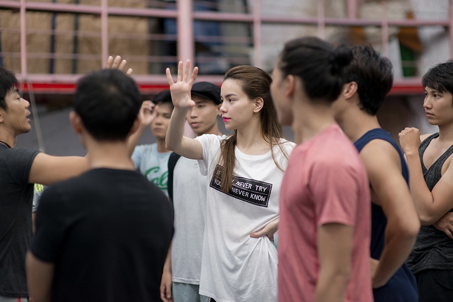 Ho Ngoc Ha tap nhay anh 6