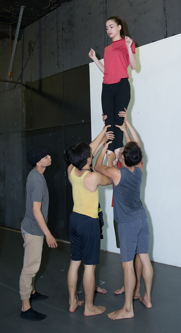 Ho Ngoc Ha tap nhay anh 2