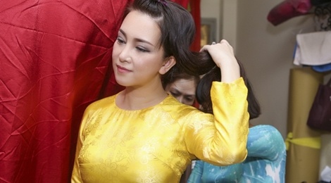 Huong Thuy thu ao dai cho live show Manh Quynh hinh anh