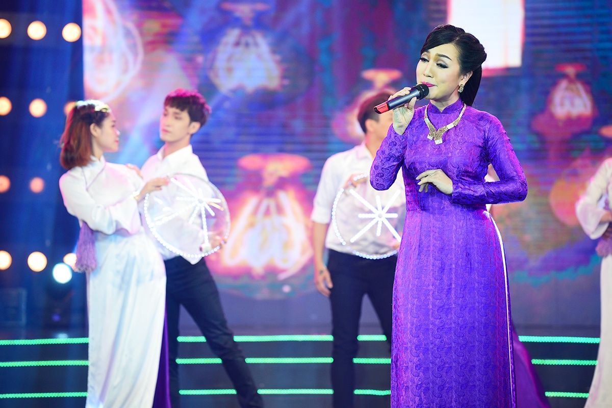 Nhat Kim Anh bi mang vi dien sau anh 4