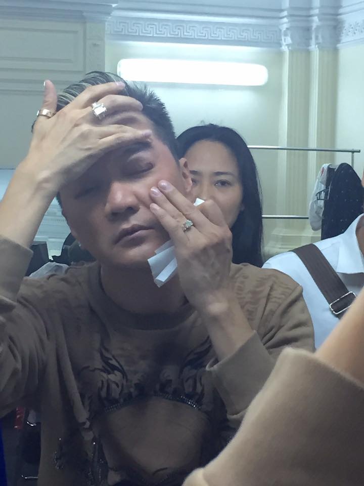 Đàm Vĩnh Hưng gặp tai nạn trên sân khấu ảnh 2 Dam Vinh Hung gap tai nan tren san khau anh 2