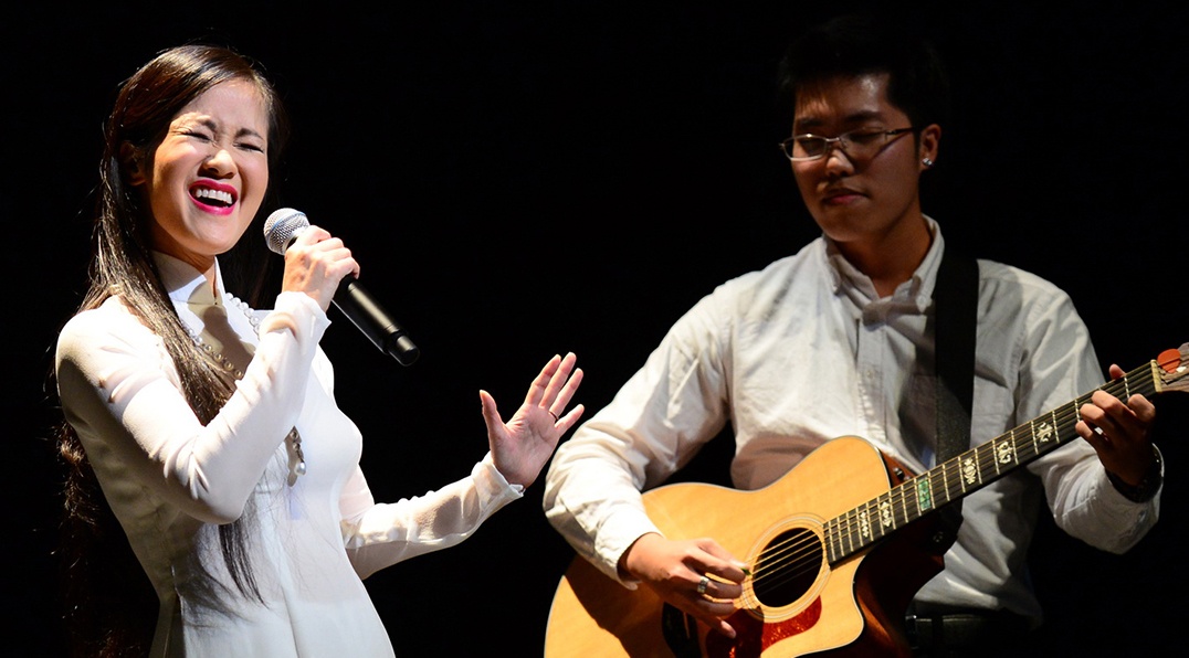 Hong Nhung duoc tan thuong khi hat nhac Trinh tai Nhat hinh anh