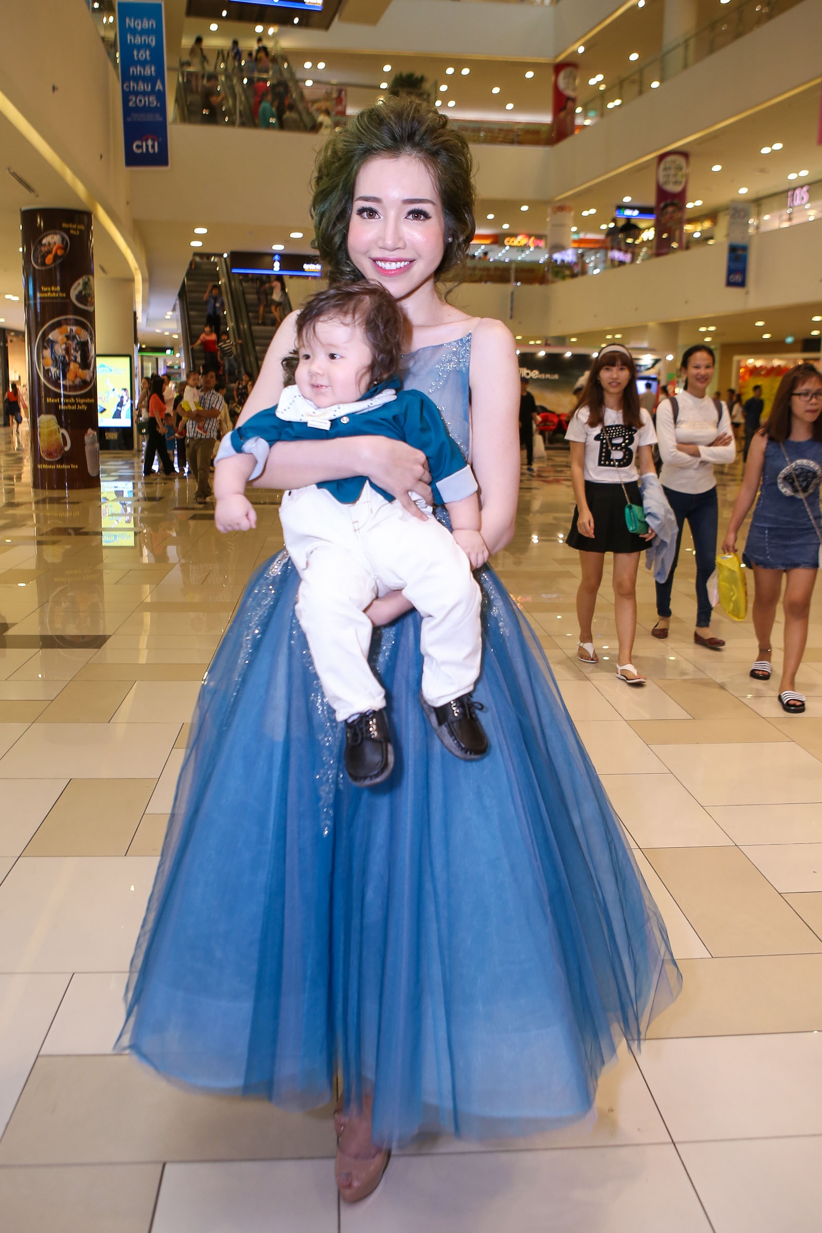 Vo Ly Hai mang bau lan 4 anh 6