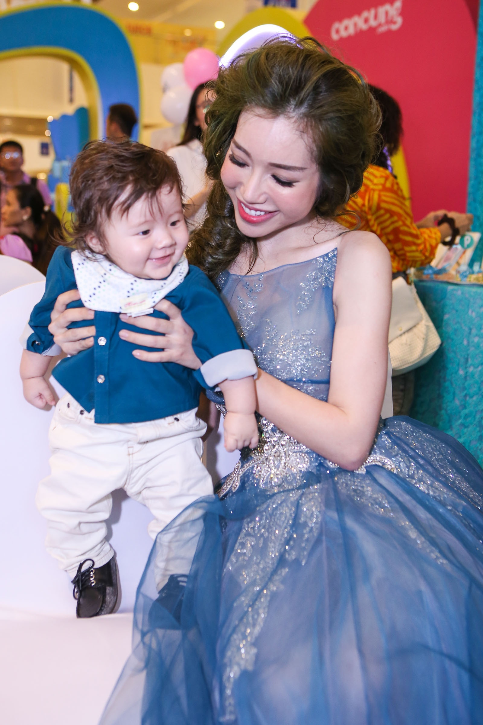 Vo Ly Hai mang bau lan 4 anh 8