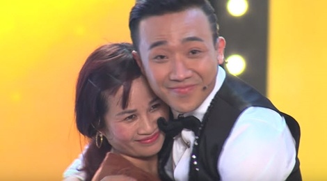 Tran Thanh lien tuc bat day khoi ghe vi Le Thi Dan hinh anh
