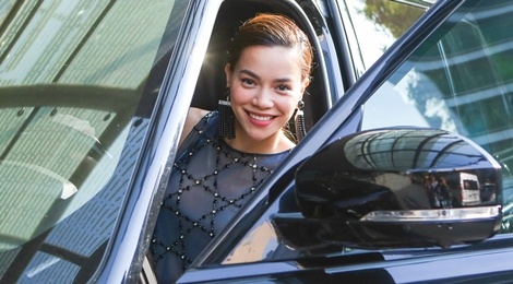 Ho Ngoc Ha tu lai xe sang di su kien hinh anh