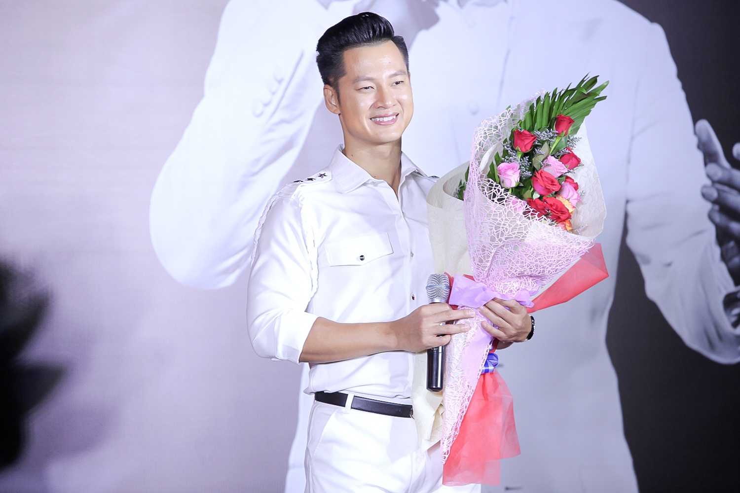 Đức Tuấn ra mắt album cách mạng ảnh 2 Duc Tuan ra mat album cach mang anh 2