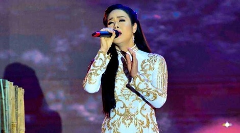 Nhat Kim Anh khien Giao Linh xuc dong khi hat 'Long me' hinh anh