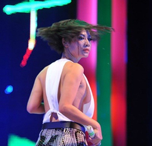 sao Viet bi phan doi vi trang phuc anh 7