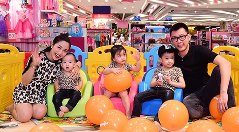 Vo chong Oc Thanh Van dua 3 con di choi dip le hinh anh