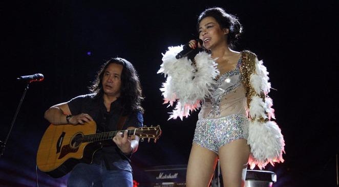 Ha Linh phu nhan bi khan gia nem chai lo vi an mac phan cam hinh anh