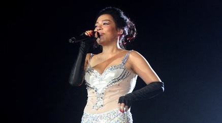 Ca si Viet bi phan ung khi mac phan cam len san khau hinh anh