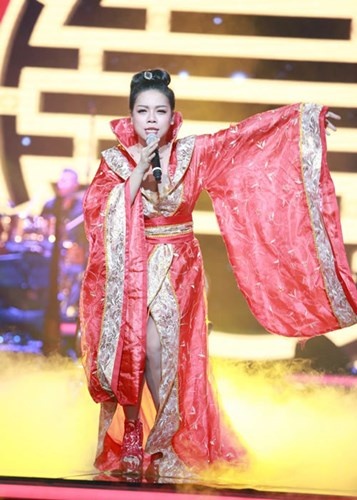 Ha Linh bi la o vi an mac ho hang anh 2