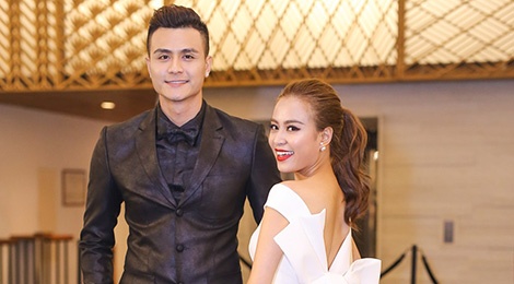 Hoang Thuy Linh va Vinh Thuy tinh tu tren tham do hinh anh