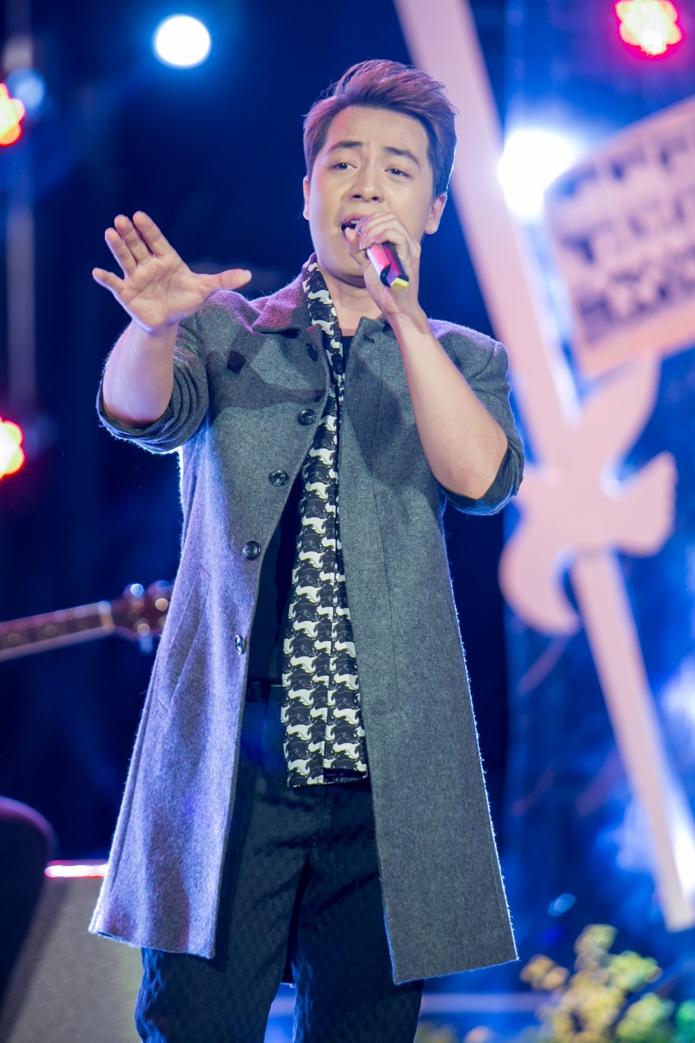 Luong Bich Huu mac ao dai anh 8