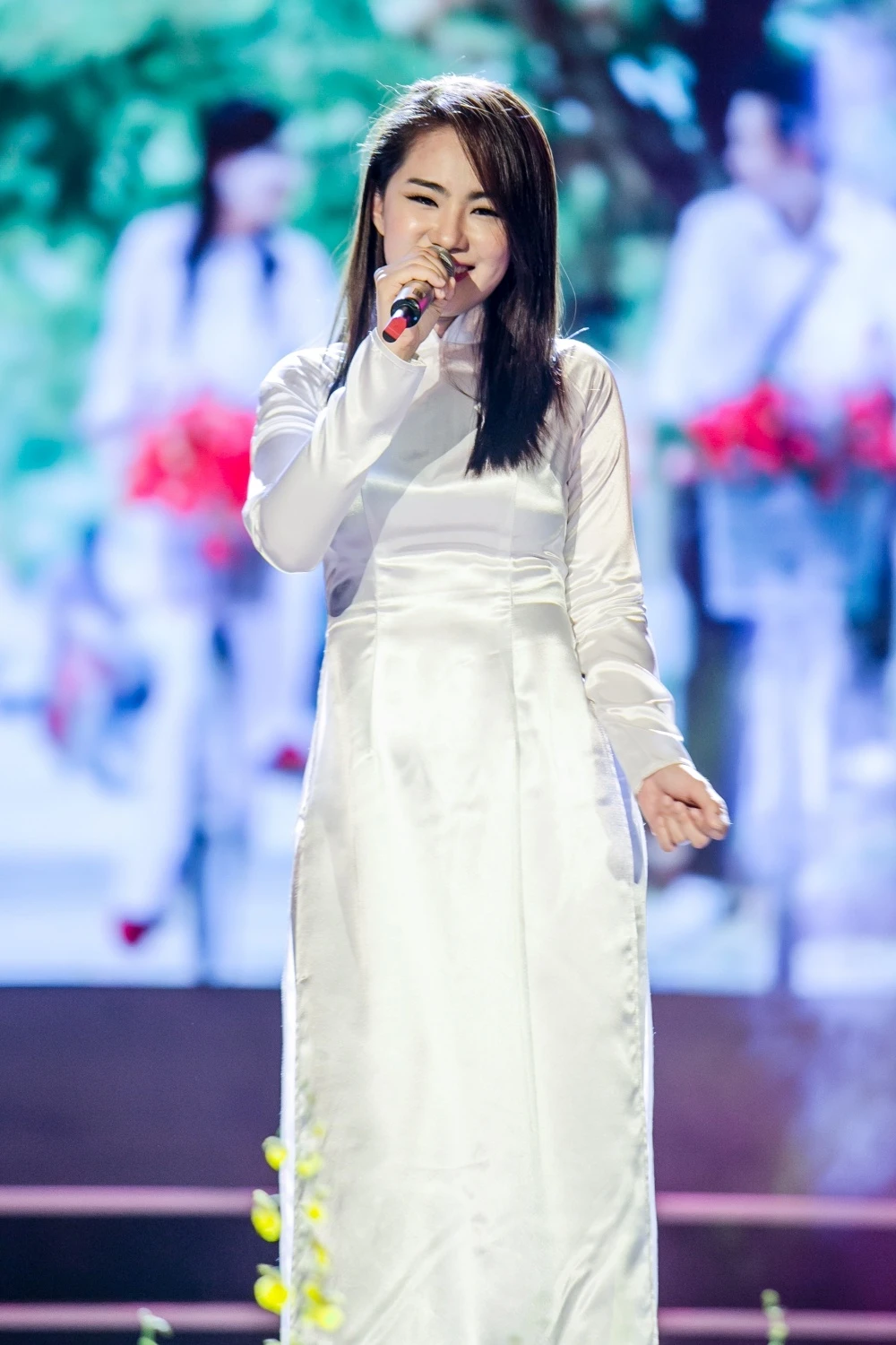 Luong Bich Huu mac ao dai anh 2