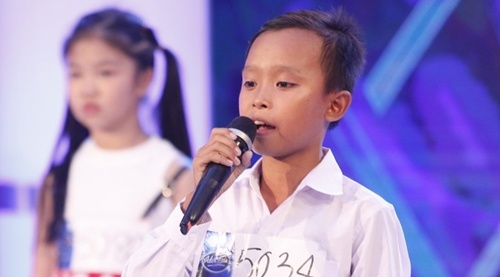 Cau be hat dam cuoi gap su co tren san khau hinh anh