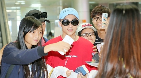 Son Tung M-TP bi fan nu deo bam tai san bay hinh anh