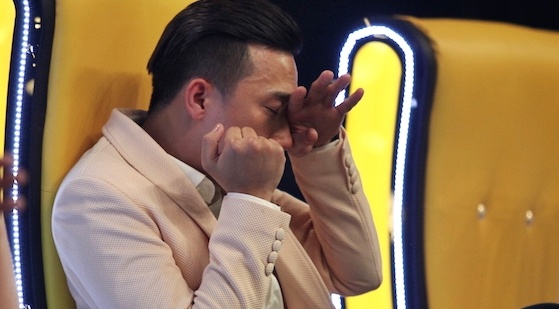 Tran Thanh khoc lien tuc tren ghe nong Dau truong tieu lam hinh anh