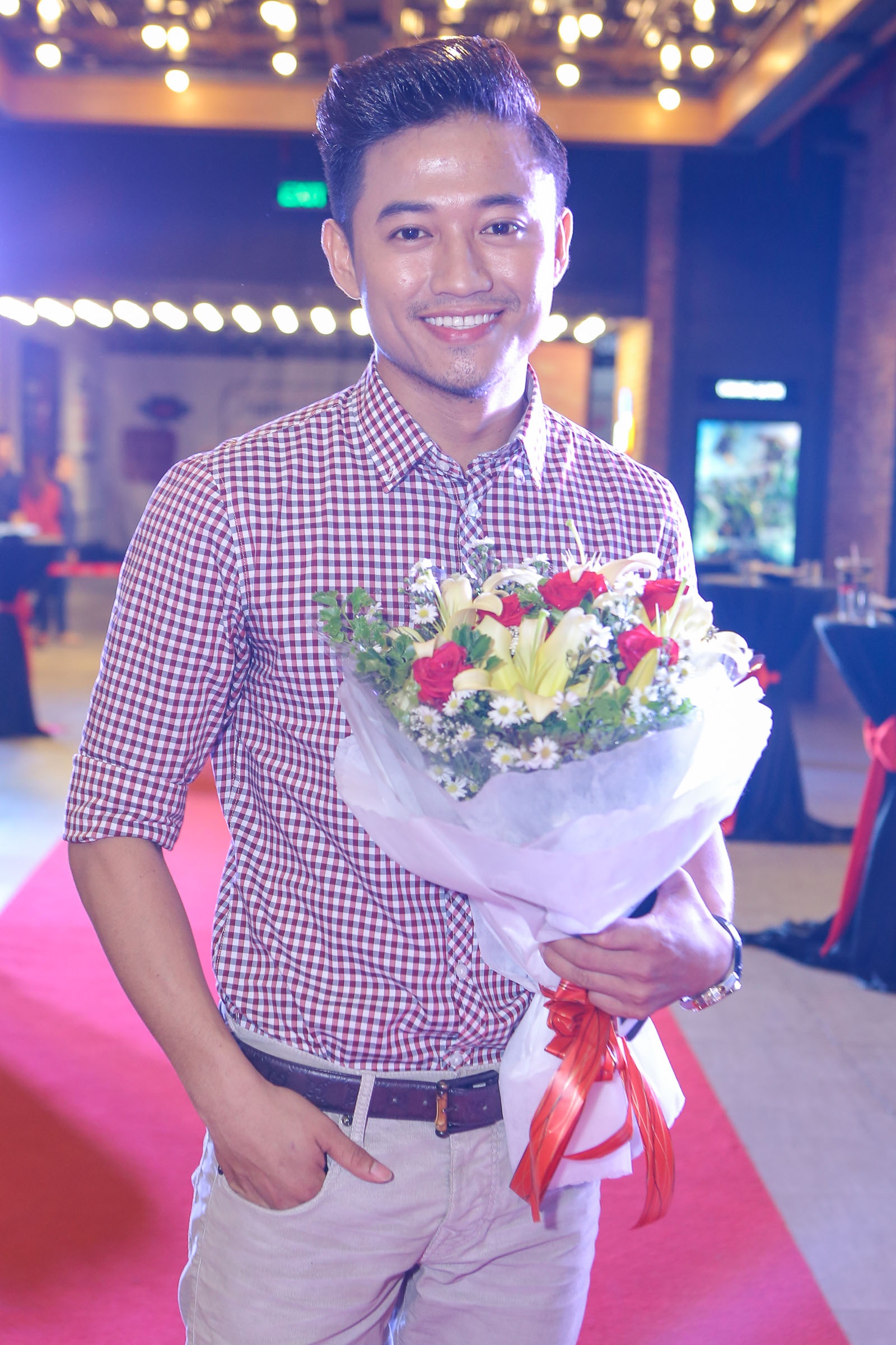 Minh Hang va Quy Binh di su kien anh 5