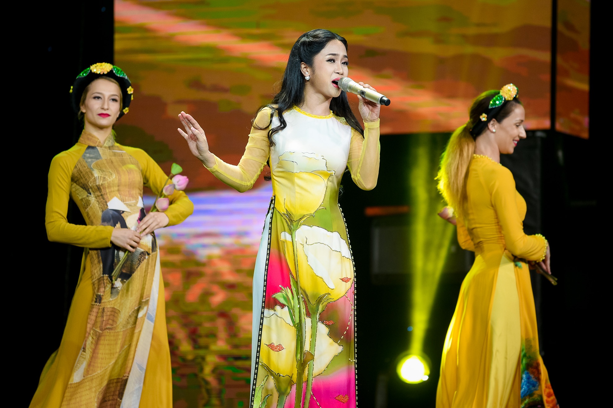 Trung Quang song ca Phương Mỹ Chi ảnh 13 Trung Quang song ca Phuong My Chi anh 13