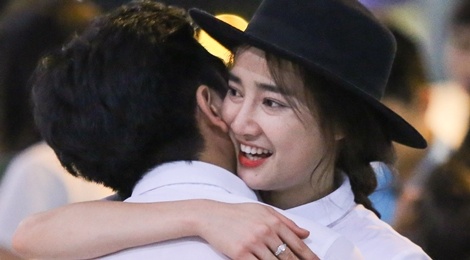 Truong Giang om hon tien Nha Phuong tai san bay hinh anh