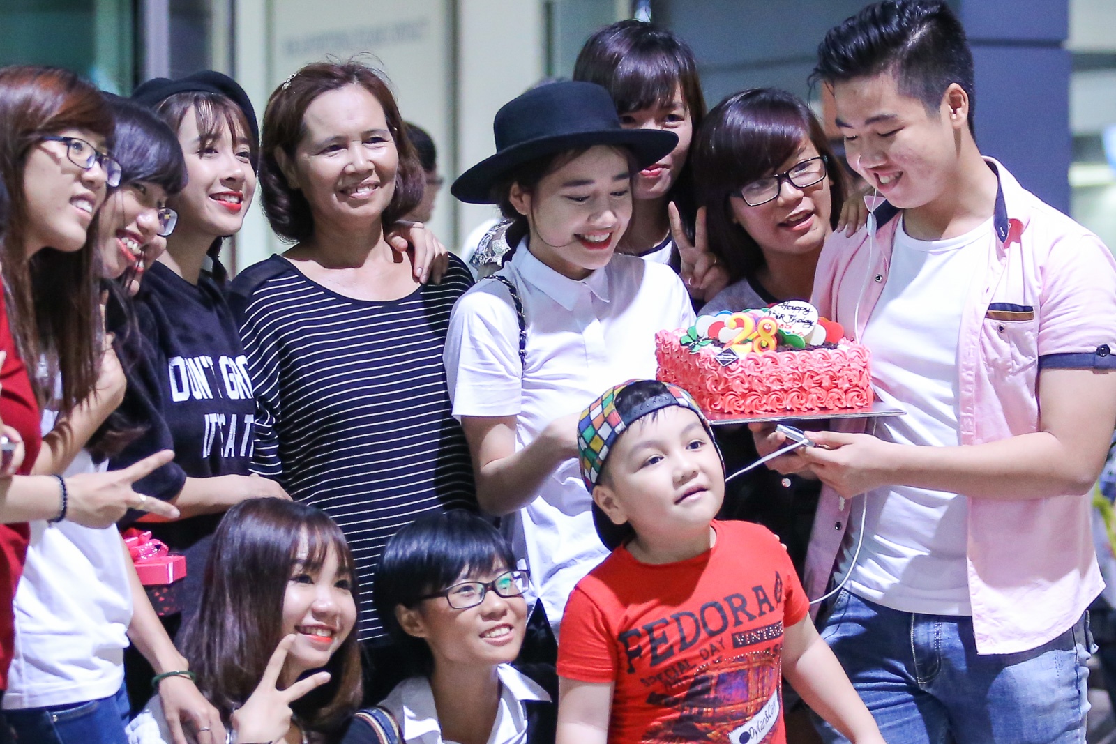 Truong Giang tien Nha Phuong o san bay anh 1