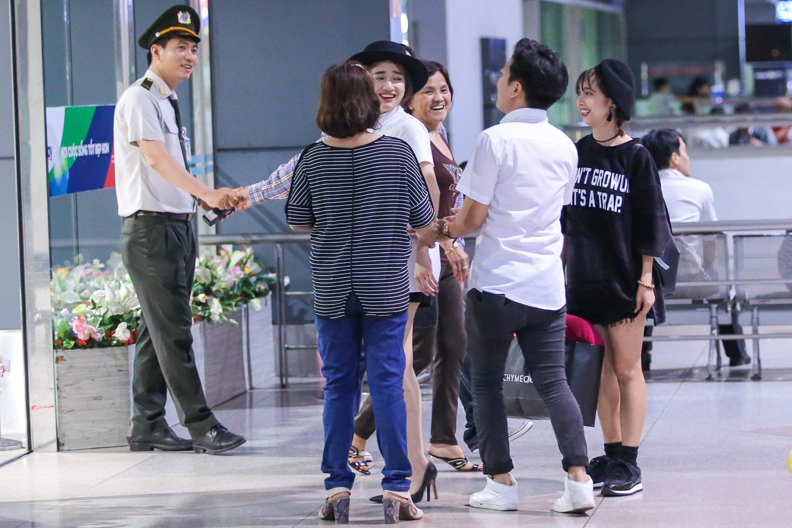 Truong Giang tien Nha Phuong o san bay anh 8