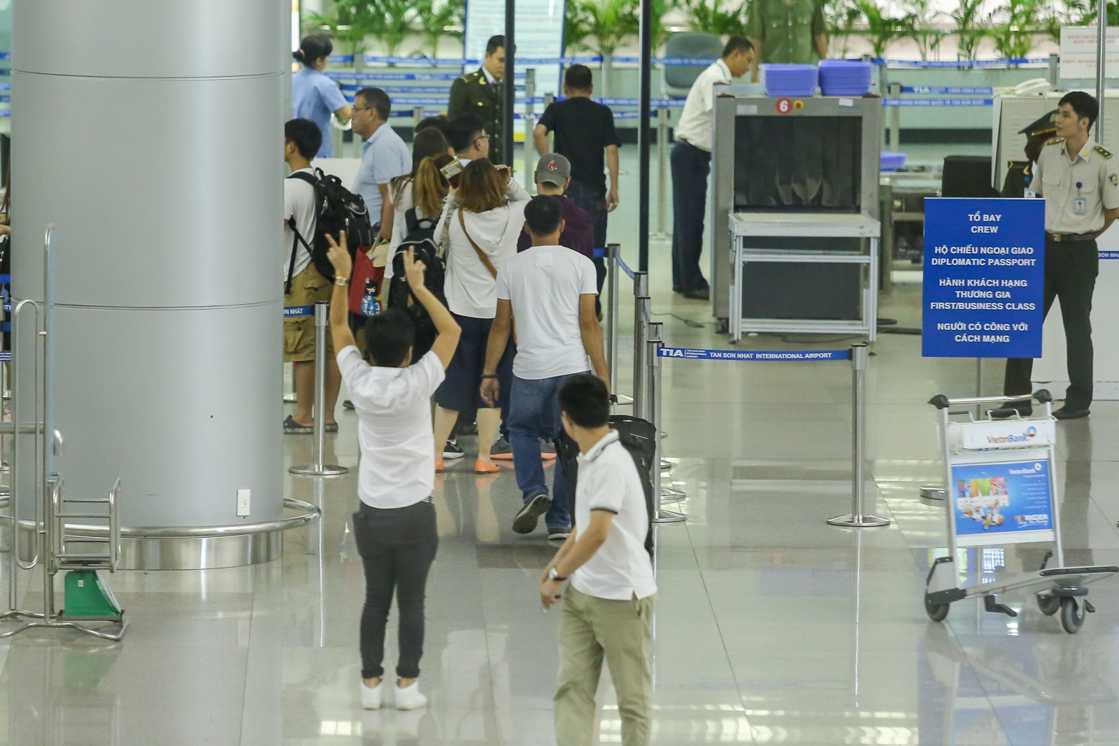 Truong Giang tien Nha Phuong o san bay anh 9